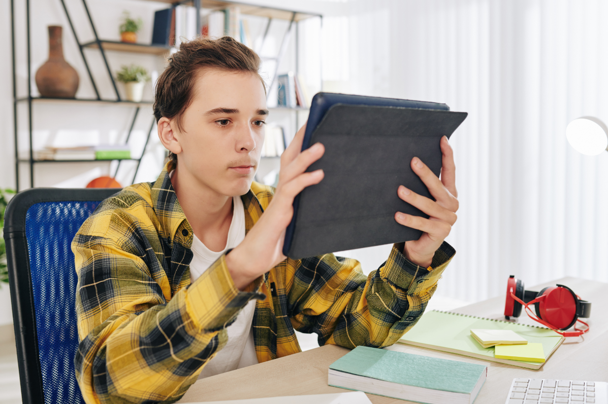 C Shutterstock jongen met tablet