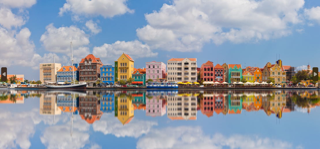 C 758795914 huizen water lucht kleur
