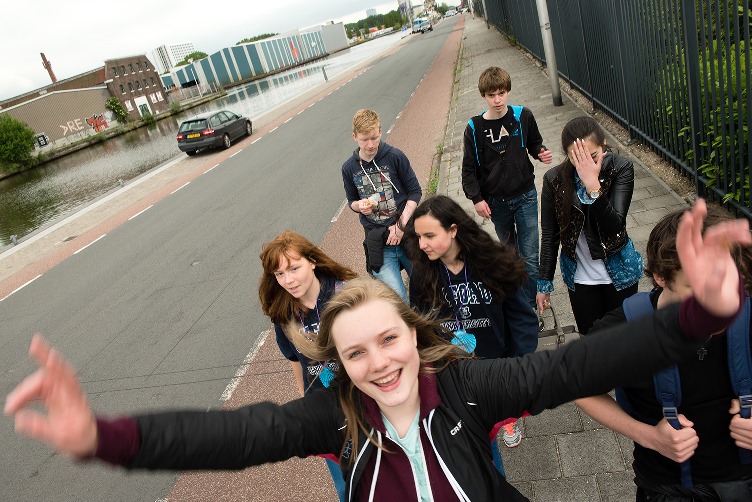 enthousiaste leerlinge op wandeltocht