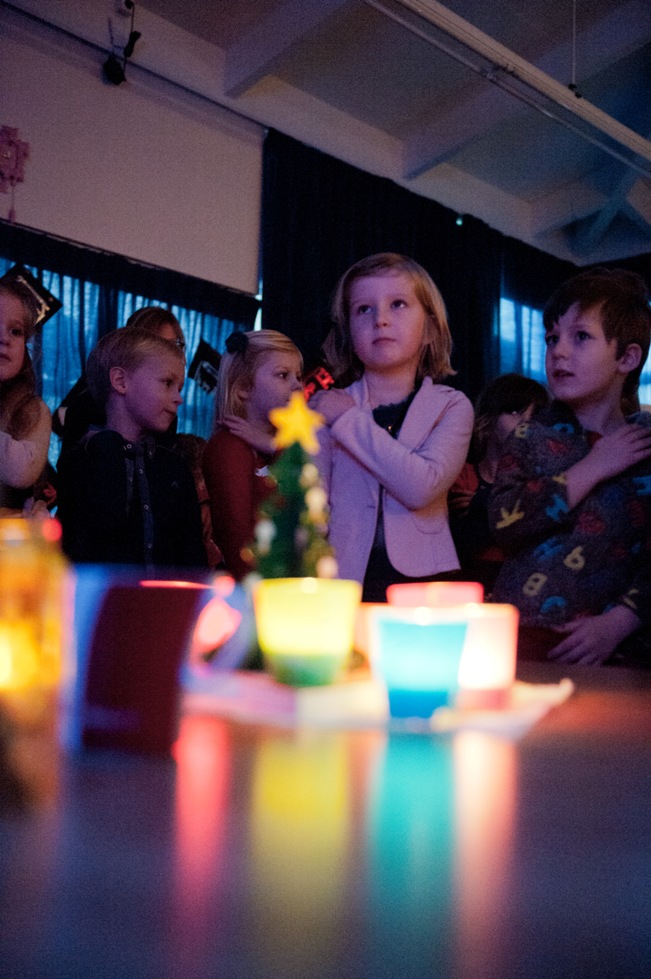 meisjes bij kaarsjes