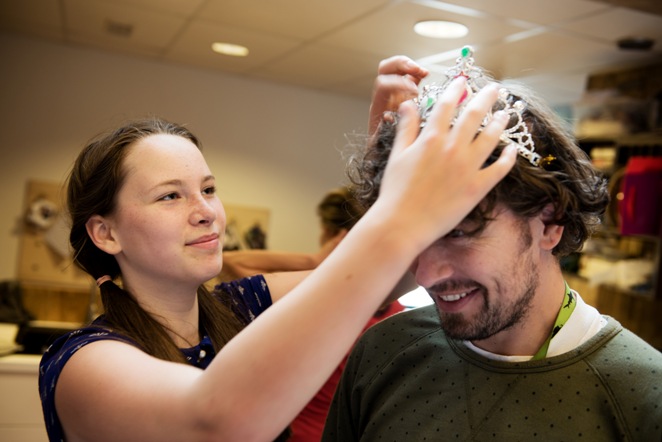 meester krijgt een kroon