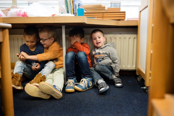 JB onder de tafel CREDITS Joost Bataille