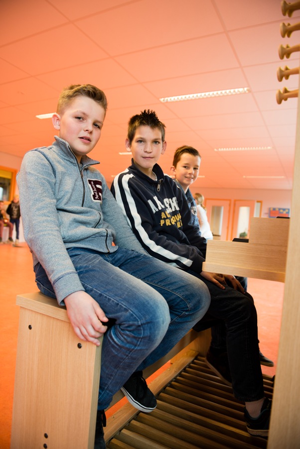 kinderen achter orgel