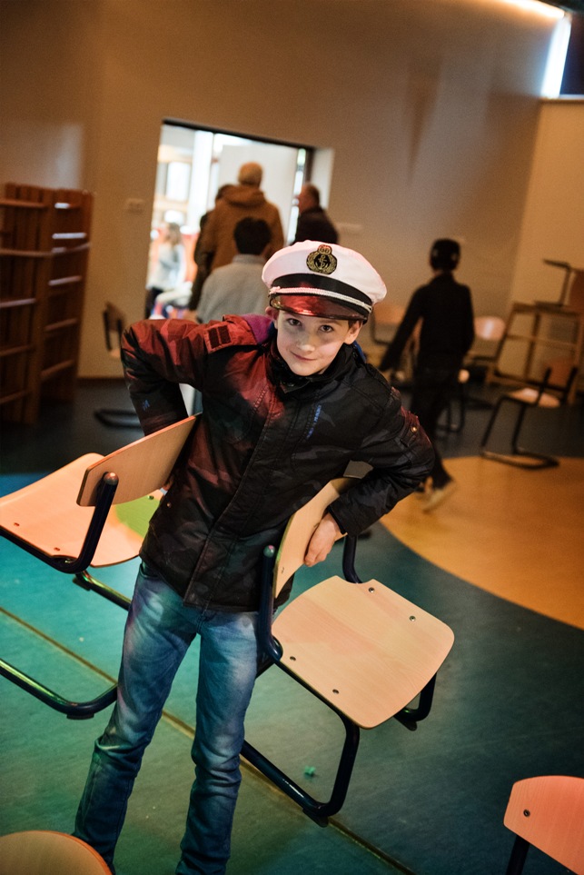 jongen met stoelen