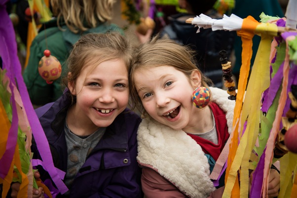 twee vrolijke meisjes