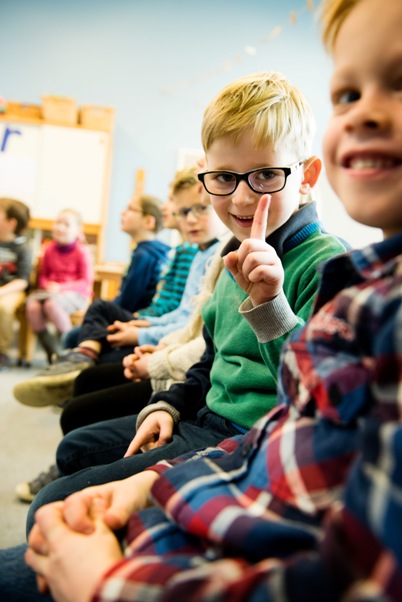 kind steekt zijn vinger op