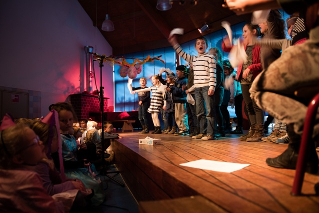 leerlingen zwaaien met tekst