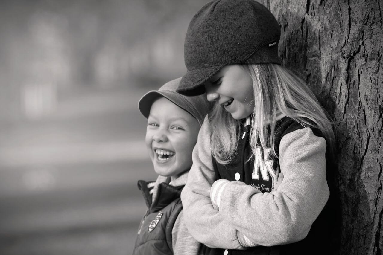 Kinderen lachen stoer