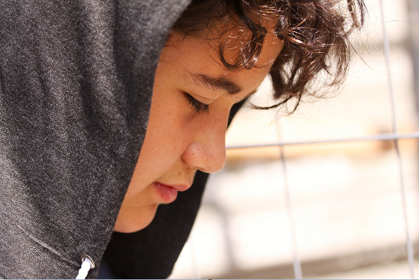 Tiener hoodie kijkt omlaag C 1131189731