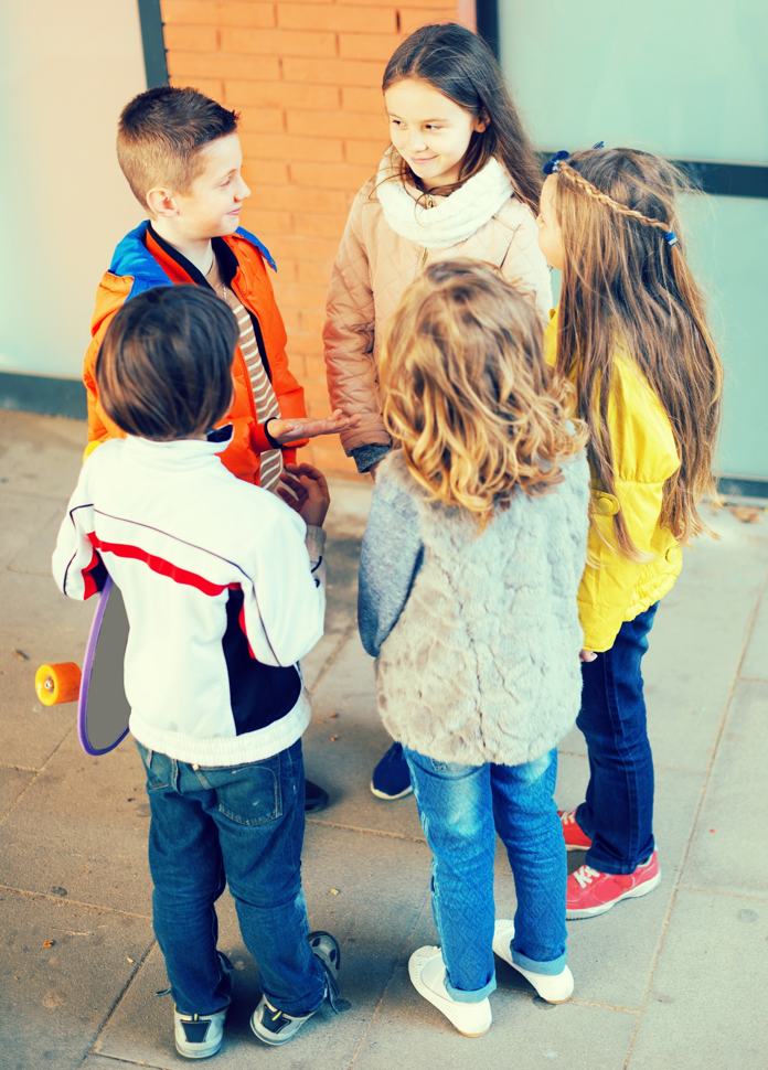 C shutterstock 2318829079 groepje schoolplein interactie