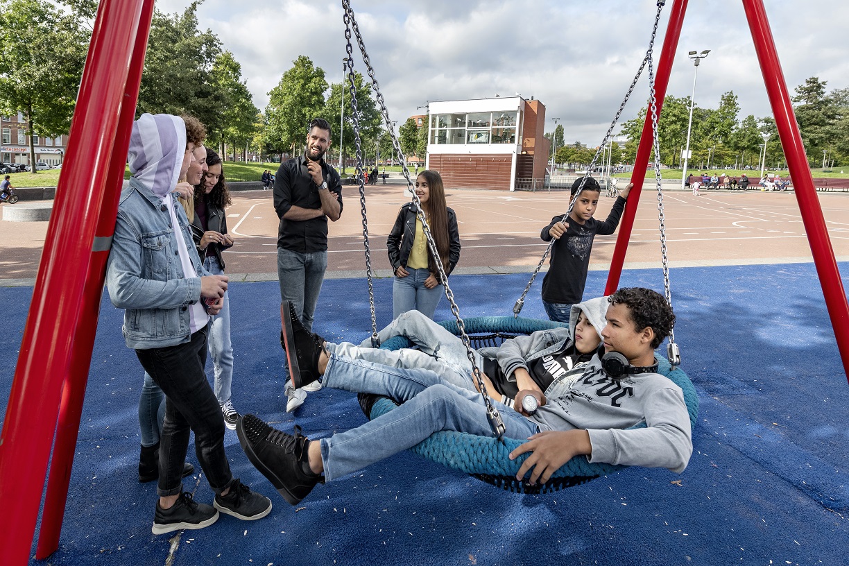 Diversiteit kinderen schommel C David Rozing ANP