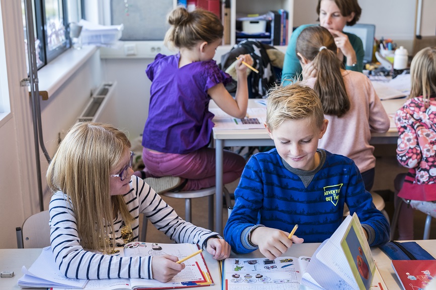 Leerlingen klas samenwerken C Wilbert van Woensel