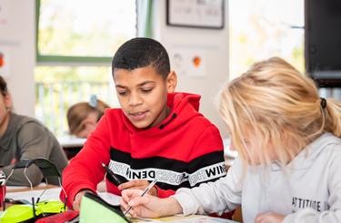 2 leerlingen zittend