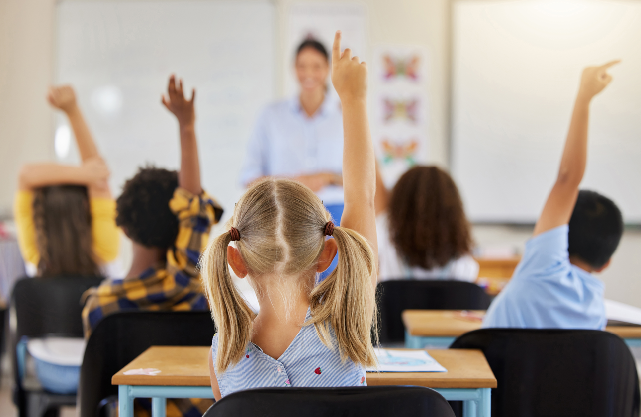 C shutterstock 2282044199 vragen klas vingers