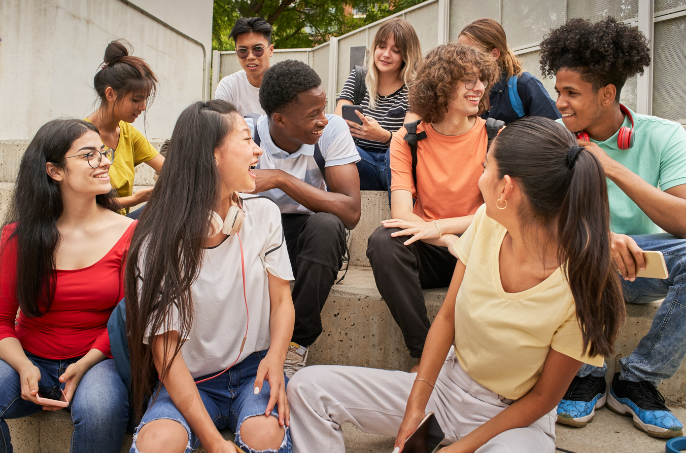 C shutterstock 2293865595 jongeren chillen sociaal divers