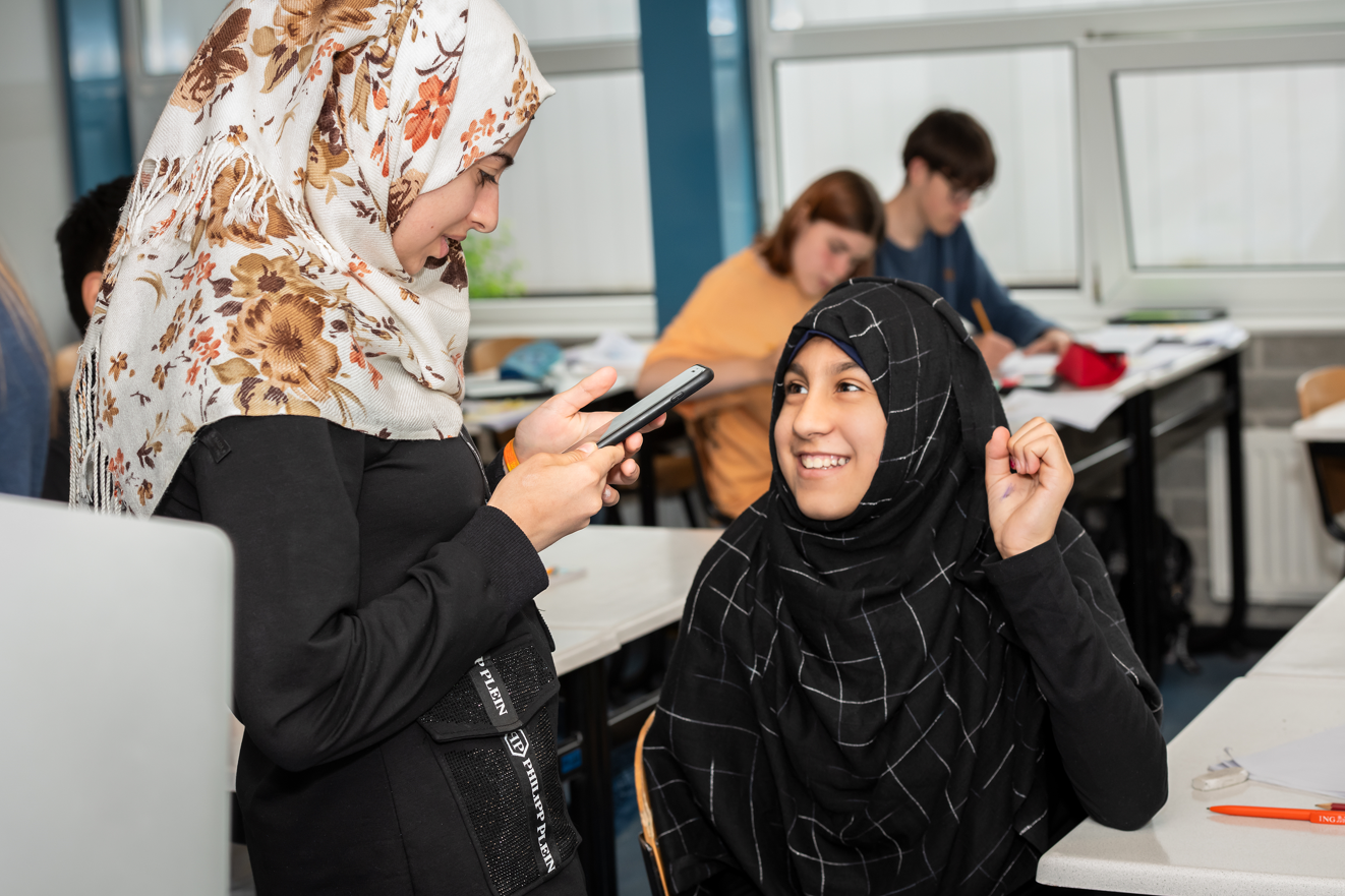 C Tom v Limpt divers hoofddoek smartphone sociaal