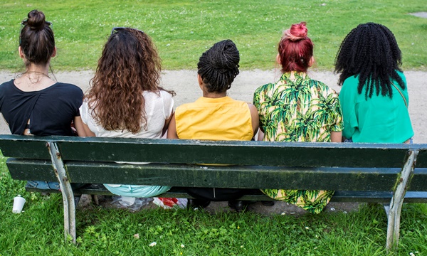 leerlingen op een bankje