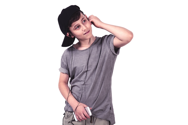 SH jongen luistert muziek CREDITS Shutterstock
