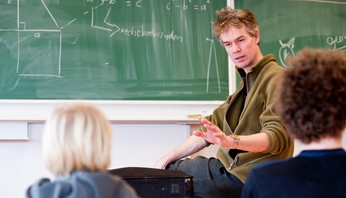 HTP leraar bij schoolbord