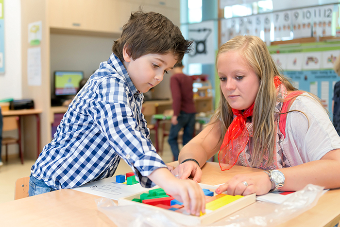 TVL juf en kleuter CREDITS Tom van Limpt