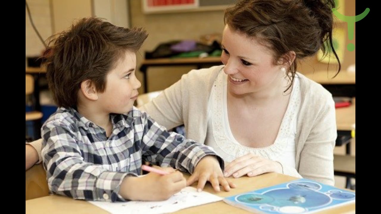 Jonge leerling met juf