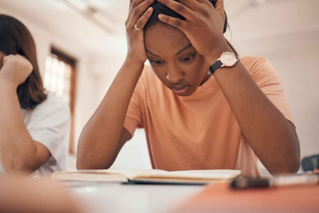 C shutterstock 2239597485 lezen moeilijk divers handen haar