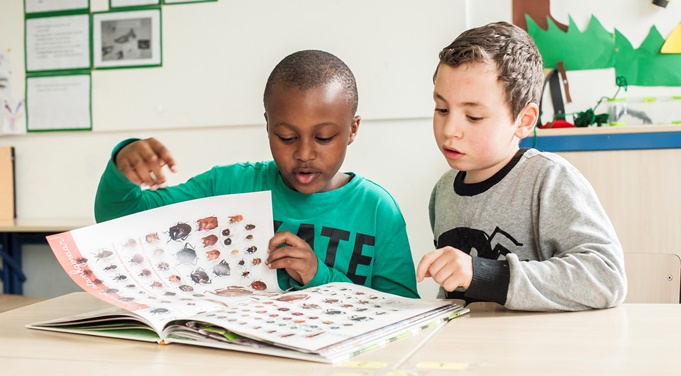 HTP jongens po met boek