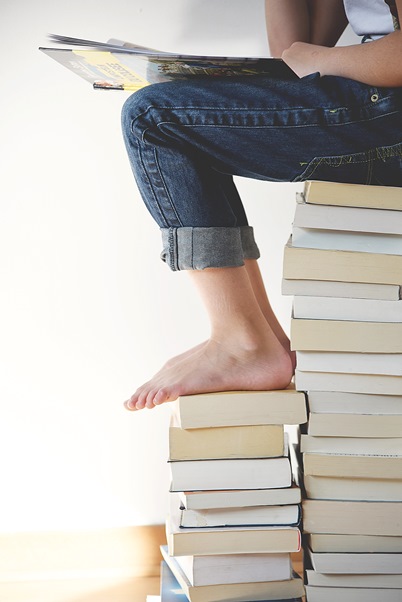 lezen op een boekenstapel