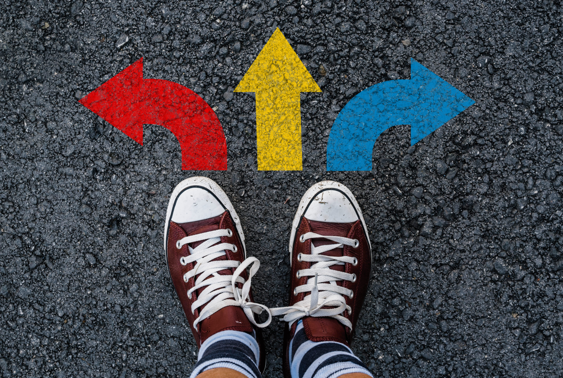 C shutterstock 1269760054 voeten richting pijlen kleur